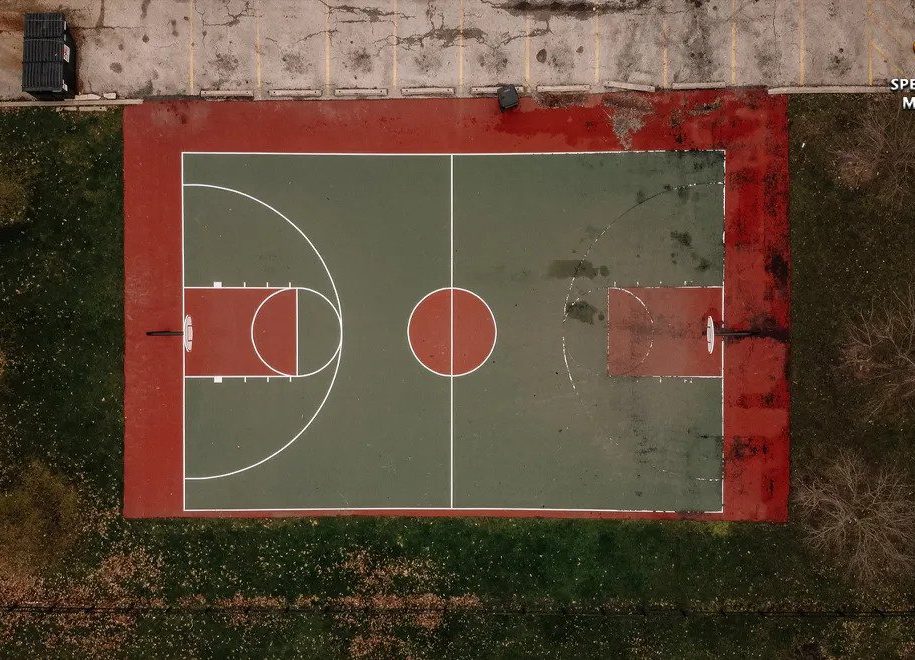 Is a high school basketball court the same size as a college?
